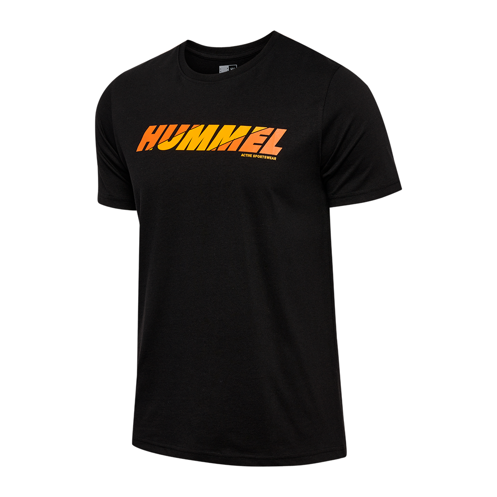 Sort T-shirt i et enkelt, sporty design med rund hals og korte ærmer. Midt på brystet står HUMMEL-logoet i stærke orange og gule nuancer, der skaber et dynamisk kontrastpunkt. Materialet virker blødt og let, velegnet til både hverdag og træning. Skjortens snit er lige og afslappet, hvilket giver god bevægelsesfrihed og et minimalistisk, moderne udtryk.