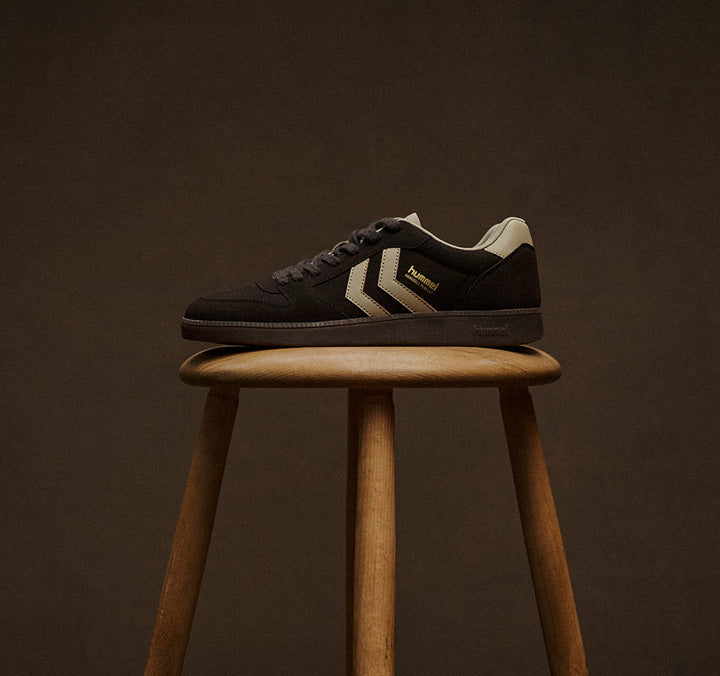 Hummel Handball Perfect sko på en skammel