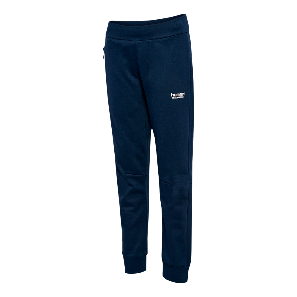 Et par mørkeblå træningsbukser i en tætsiddende, moderne pasform med afsmalnende ben. Bukserne har elastisk talje, ribmanchet ved anklerne og diskrete sidelommer. Materialet virker blødt og let børstet, egnet til både sport og afslapning. Et lille hvidt hummel-logo øverst på låret understreger det sporty look. Enkel og funktionel design til hverdagsbrug eller opvarmning før træning.