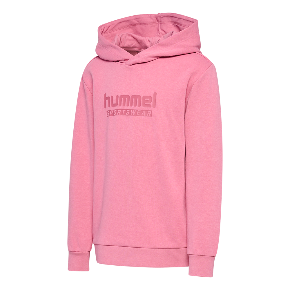 Lyserød hættetrøje fra Hummel i enkel, sporty stil. Den er lavet i blødt stof med ribkanter ved ærmer og bund, og en rummelig hætte uden snor. Fronten prydes af diskret 'hummel sportswear'-logo i samme farvetone, hvilket giver et ton-i-ton udtryk. Trøjen har afslappet pasform, ideel til hverdag, fritid eller som et behageligt lag i køligt vejr.