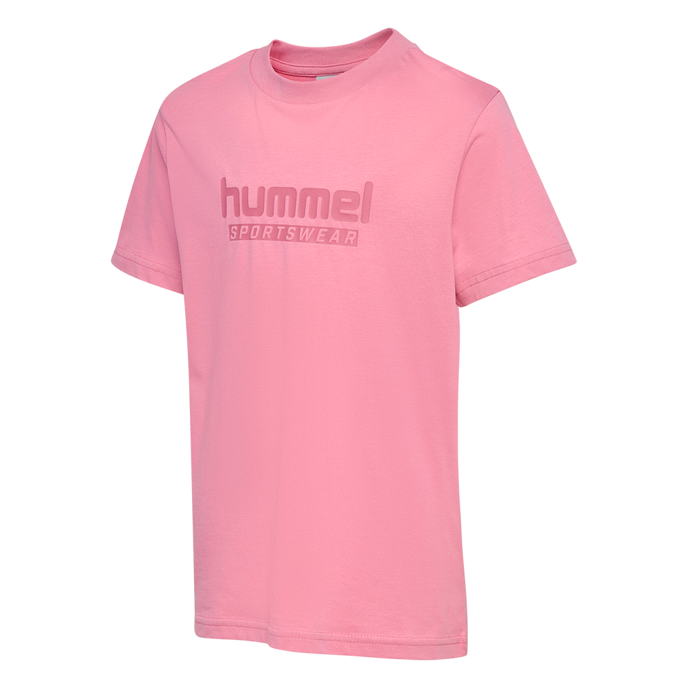 Lyserød T-shirt fra hummel med kortærmet, klassisk rund hals og en enkel, afslappet pasform. Midt på brystet sidder et diskret ton-i-ton "hummel SPORTSWEAR"-tryk, der giver et sporty, men stilrent udtryk. Stoffet fremstår blødt og behageligt, ideelt til hverdag, træning eller afslappet fritid. En modern basic, der passer til mange outfits.