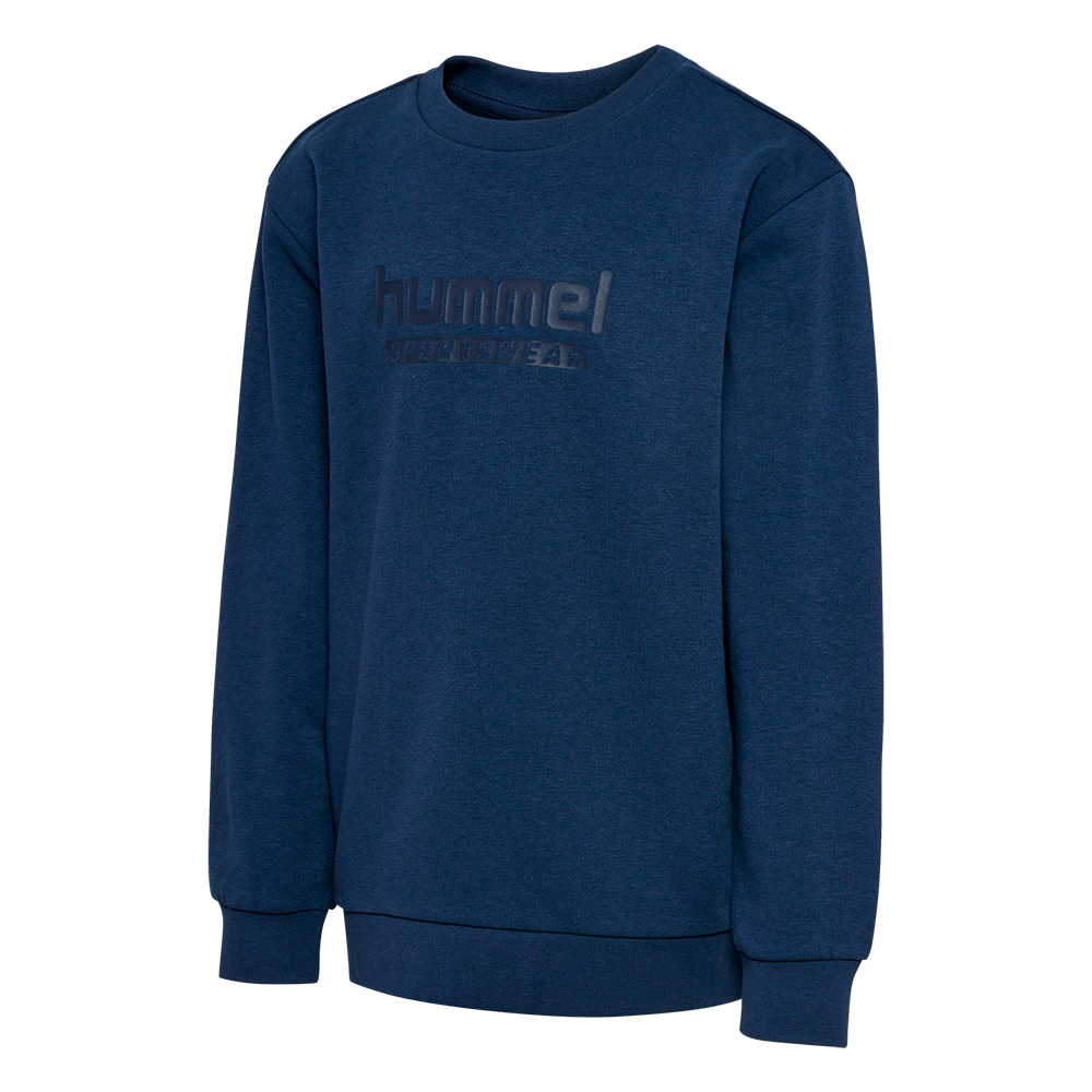 Mørkeblå sweatshirt med rund hals og lange ærmer. Enkel og klassisk pasform med ribkanter ved ærmeafslutninger og kant forneden. Materialet virker blødt og varmt, ideelt til hverdag eller sport. Et diskret, ton-i-ton "hummel" logo pryder brystet, hvilket giver et subtilt sporty look. Velegnet som baselag i koldt vejr eller til afslappede outfits.