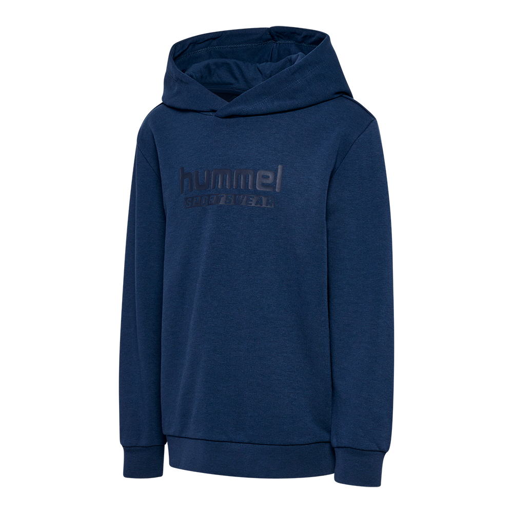 En stilren navyblå hættetrøje med enkel og moderne silhuet. Trøjen er lavet i blødt materiale med en rummelig hætte uden snøre og lange ærmer med ribkanter ved ærmer og bund. På brystet ses et diskret, ton-i-ton "hummel sportswear"-logo, der giver et sporty men underspillet udtryk. Velegnet til hverdag, sport eller lag-på-lag i køligere vejr.