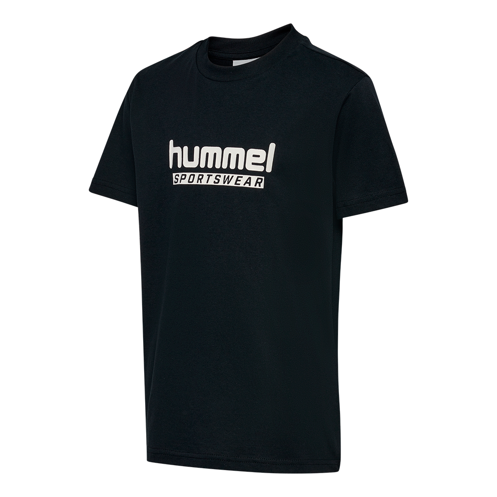 Sort, kortærmet T-shirt med rund hals fra hummel. Fronten prydes af et hvidt "hummel SPORTSWEAR" logo, der giver et enkelt og sporty udtryk. T-shirten har en afslappet pasform og et minimalistisk design, velegnet til både træning og hverdag. Syede kanter og et robust tryk signalerer god kvalitet og holdbarhed, mens stoffet virker blødt og behageligt mod huden.