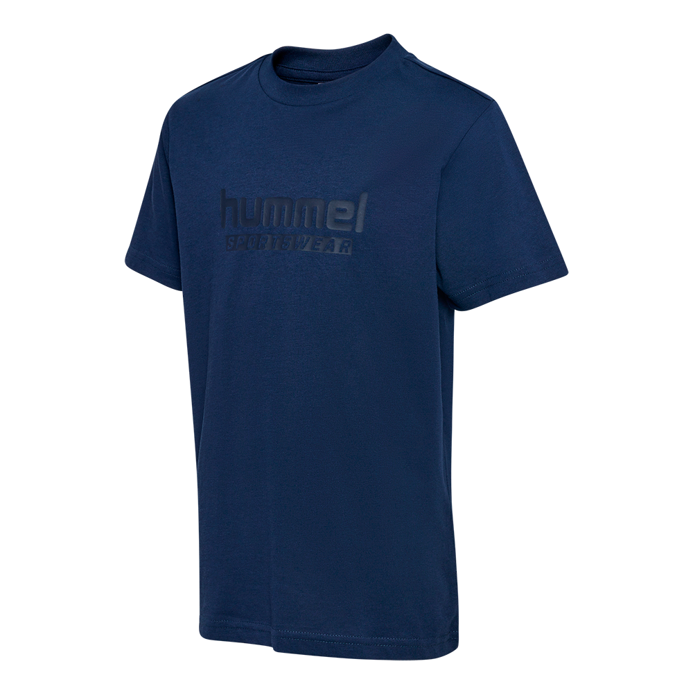 Marineblå T-shirt med rund hals og korte ærmer fra hummel. Designet er enkelt og tidløst med en diskret, ton-i-ton relieflogo "hummel sportswear" på brystet. T-shirten har en afslappet, komfortabel pasform og virker ideel til både hverdag og let træning. Rene linjer og solid farve gør den nem at kombinere med jeans, træningsshorts eller lag-på-lag looks.