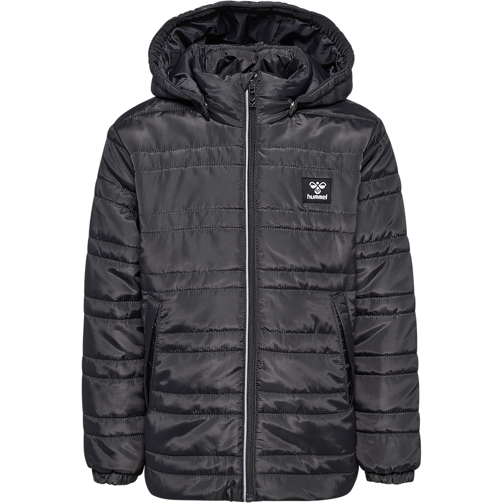 En sort, let polstret vinterjakke med hætte fra hummel, designet i et vandafvisende, let skinnende materiale. Jakken har vandret quiltning, fuld lynlås foran, elastiske manchetter og lommer i siderne. Den er varm uden at være klodset og passer godt til hverdag og sportslige aktiviteter. Enkel, funktionel og moderigtig — ideel til kølige, blæsende dage.