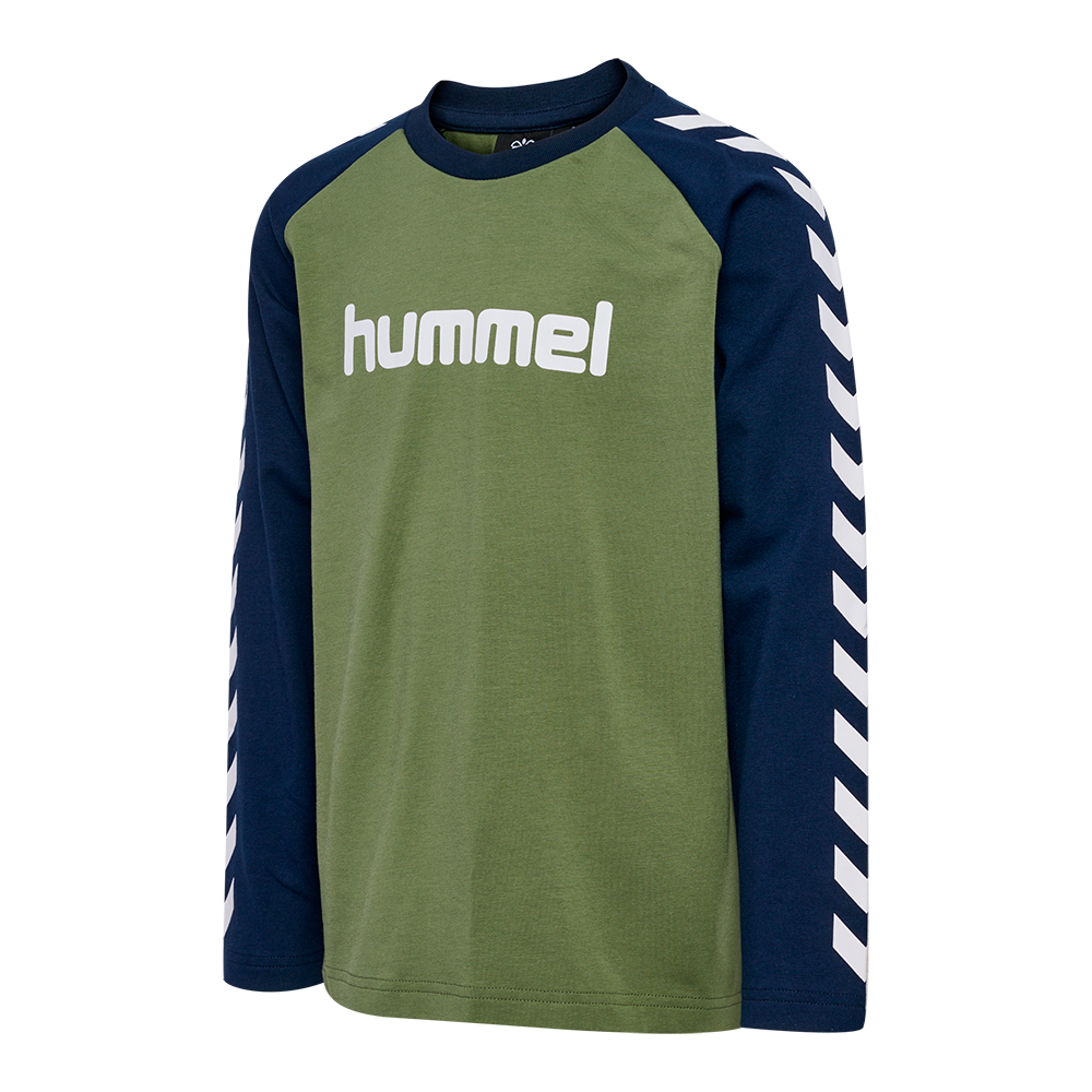 Langærmet Hummel T-shirt i casual, sporty design. Kroppen er olivengrøn, ærmerne mørkeblå med hvide chevrons langs siderne. Rund hals i matchende blå, og et stort hvidt "hummel" logo midt på brystet. Simpelt, tidløst snit med raglanærmer, velegnet til hverdag eller sport. Materialet virker som blød bomuld eller jersey for komfort og bevægelsesfrihed.