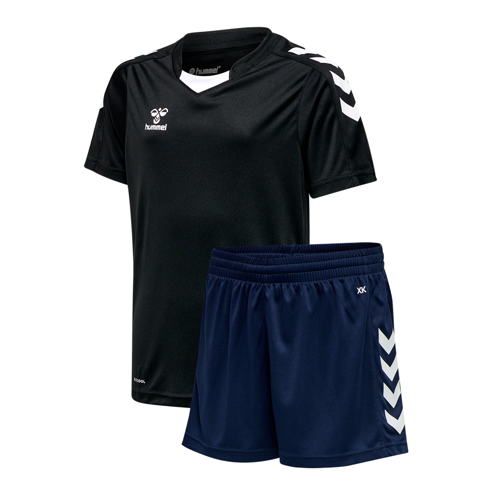 Dette sportssæt består af en kortærmet sort trøje og navyblå shorts. Trøjen har et diskret hummel-logo og hvide chevrons på skuldrene, mens shortsene har samme chevrons langs siden og en elastisk talje for komfort. Materialet virker let, svedtransporterende og velegnet til træning eller kamp. Designet er enkelt og funktionelt med fokus på bevægelsesfrihed og holdbarhed.