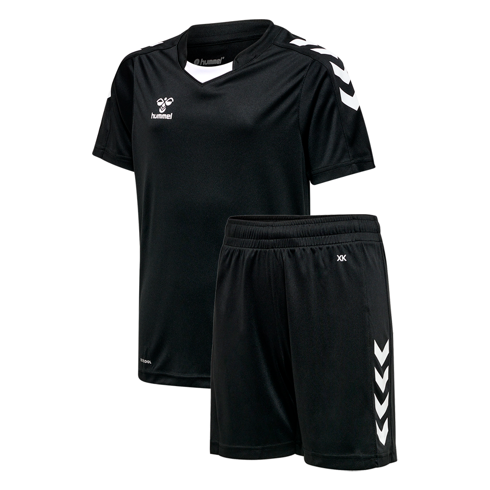 Et enkelt og stilrent sort fodbold- eller træningssæt bestående af en kortærmet trøje og matchende shorts. Sættet har hvide chevrons på skuldre og bukseben, et diskret logo på brystet og elastisk talje for komfort. Materialet virker let og åndbart, velegnet til både træning og kamp. Det minimalistiske design giver et professionelt og tidløst udtryk.