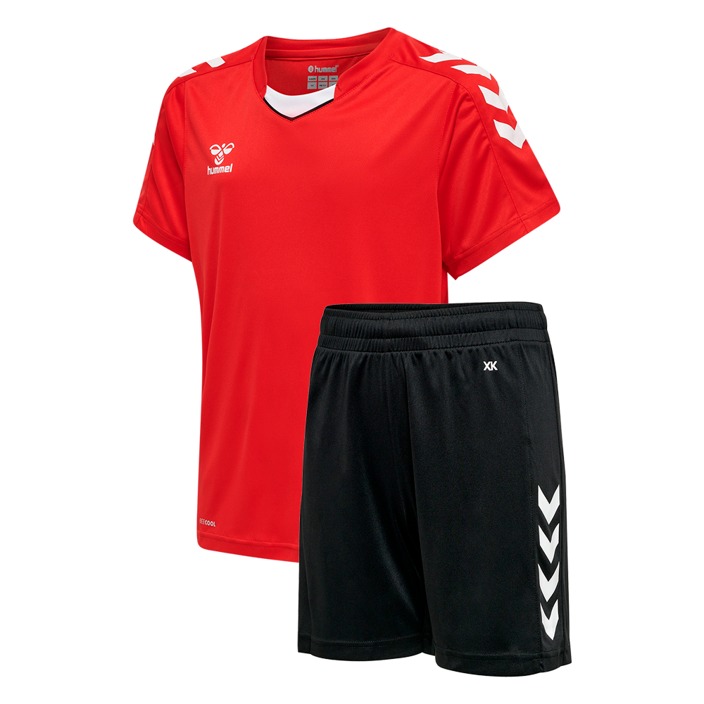 Et enkelt og funktionelt træningssæt bestående af en rød kortærmet trøje og sorte shorts. Trøjen har V-hals og hvide chevrons på skuldrene samt et lille Hummel-logo på brystet. Shortsene har elastisk linning og matchende hvide chevrons langs benet. Sættet har et let, svedtransporterende materiale og er velegnet til fodbold, håndbold eller almindelig træning.