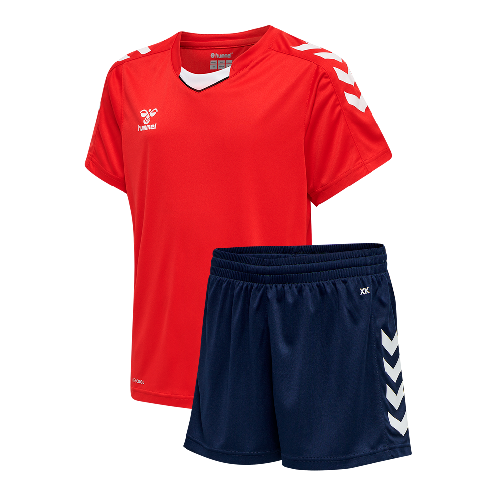 Et sporty sæt bestående af en kortærmet rød træningstrøje og marineblå shorts. Trøjen har en V-hals med hvidt indlæg og hvide chevrons på skuldrene samt et lille Hummel-logo på brystet. Shortsene har elastisk talje, løstsiddende pasform og hvide chevrons langs sidesømmen. Materialet ser let og åndbart ud, velegnet til fodbold, håndbold eller almindelig træning.