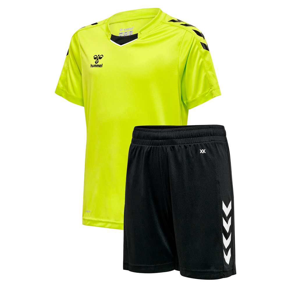 Billedet viser et sportssæt bestående af en neon-gul t-shirt og sorte shorts. T-shirten har korte ærmer, V-udskæring og markante logoer på bryst og skuldre, mens shortsene har elastisk talje og hvide chevron-striber langs siden. Materialet ser let og svedtransporterende ud. Sættet fremstår funktionelt og moderne, velegnet til holdsport og træning, hvor synlighed og bevægelsesfrihed er vigtigt.