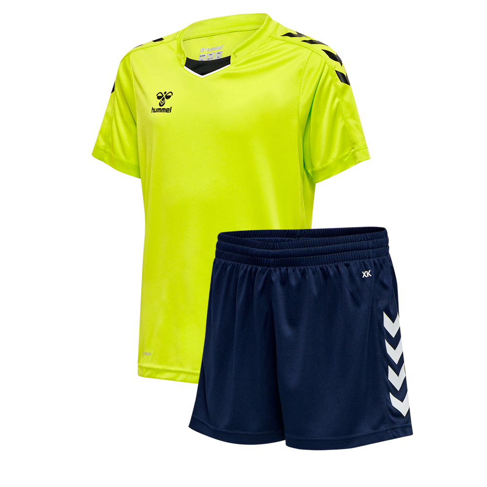 Neon-gul sports T-shirt og mørkeblå shorts i et enkelt, moderne sæt. T-shirten har V-hals, korte ærmer og diskrete logoer på bryst og skuldre, mens shortsene har elastisk talje og karakteristiske chevron-striber langs siderne. Materialet virker let og åndbart med en glat, svedtransporterende overflade, designet til træning og holdkampe, hvor synlighed og bevægelsesfrihed er i fokus.