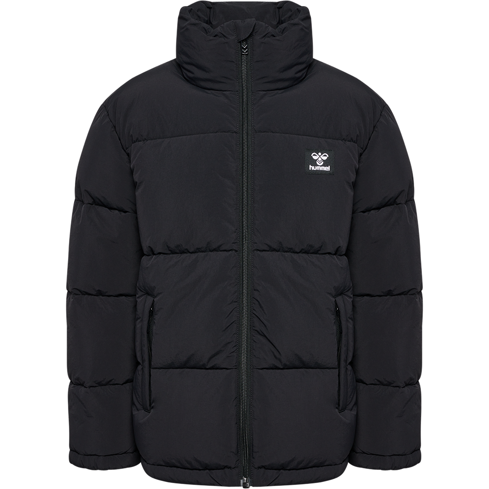 En sort, polstret vinterjakke med kraftig vattering og høj krave. Jakken har en lang, central lynlås, to sidelommer med lynlåse og et lille Hummel-logo på brystet. Det robuste ydre materiale virker vind- og vandafvisende, mens den tykke fyldning giver varme og komfort. Stilen er enkel og klassisk, velegnet til både hverdag og udendørsbrug i kolde måneder.