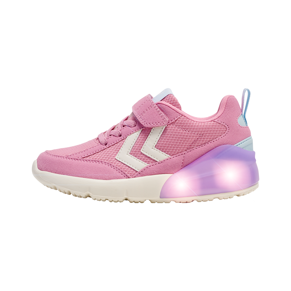 En lyserød børnesneaker i moderne design med mesh- og ruskindsdetaljer, hvidt logo og velcrolukning. Skoen har en robust, lys beige sål og et markeret hælparti med lilla, lysende effekt, der giver et legende, futuristisk udtryk. Den polstrede krave og bløde inderside lover komfort, mens den lette konstruktion og mønstrede ydersål sikrer godt greb og bevægelsesfrihed til aktive børn.