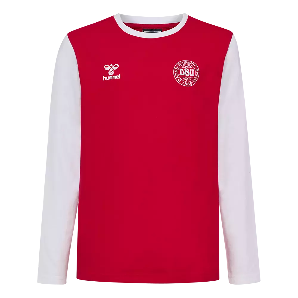Langærmet fodboldtrøje med kraftig rød front og rene hvide ærmer. Rund hvid ribkant ved halsen giver et klassisk udtryk. På brystet ses Hummel-logoet og DBU-emblemet, der understreger det danske, sportslige præg. Trøjens enkle, kontrastfyldte design fremstår tidløst og funktionelt, velegnet til kamp, træning eller som sporty hverdagslook. Materialet virker let og åndbart med et strømlinet snit, der følger kroppens bevægelser.