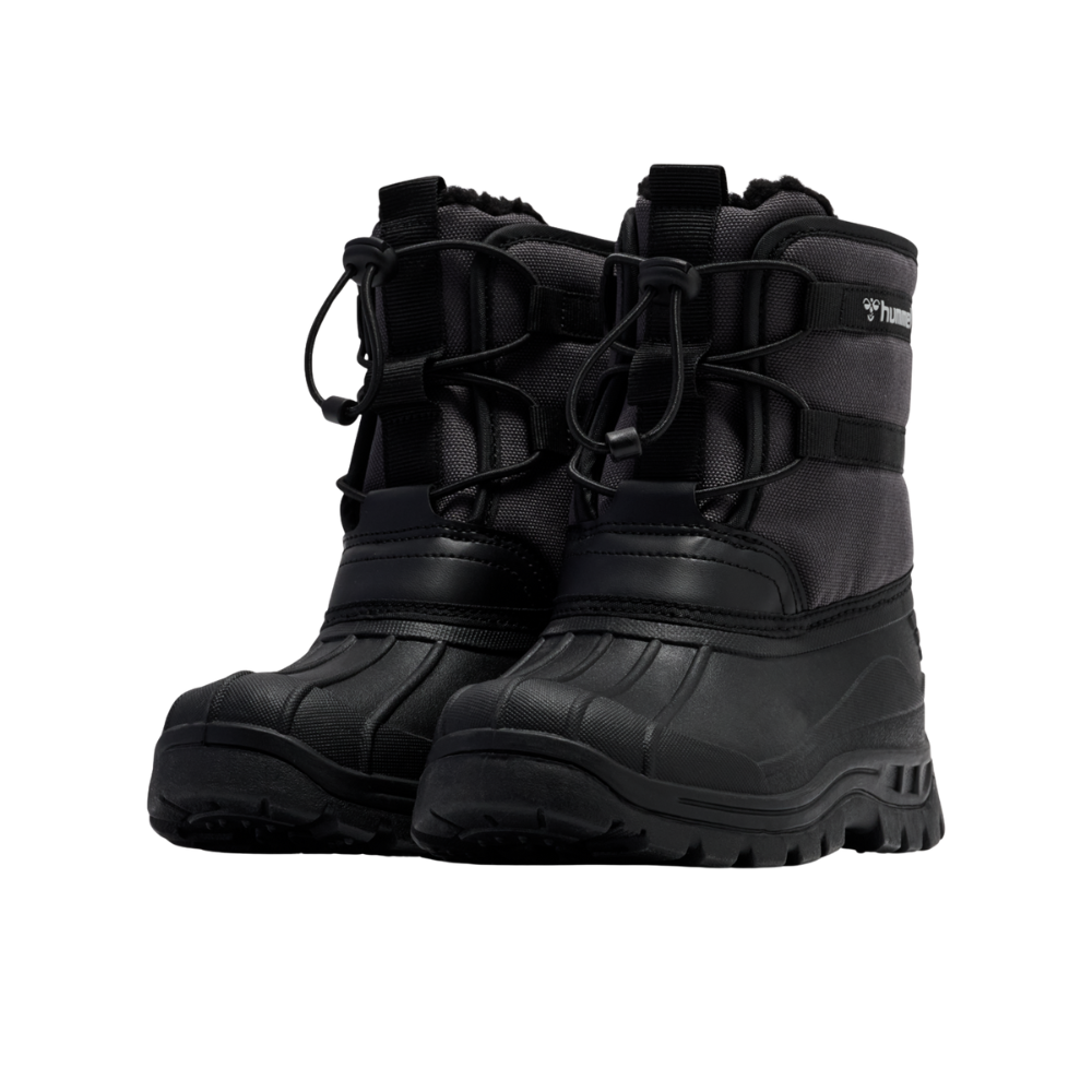 Et par robuste, sorte vinterstøvler i kraftigt materiale med skridsikker sål og forstærket tåparti. Støvlerne er ankelhøje med polstret skaft og elastiske snørebånd med lås, der sikrer tæt pasform. Designet kombinerer gummi nederst for vandtæthed og tekstil øverst for varme og bevægelsesfrihed. De fremstår praktiske og funktionelle til sne og regn, ideelle til udendørs aktiviteter i koldt vejr.