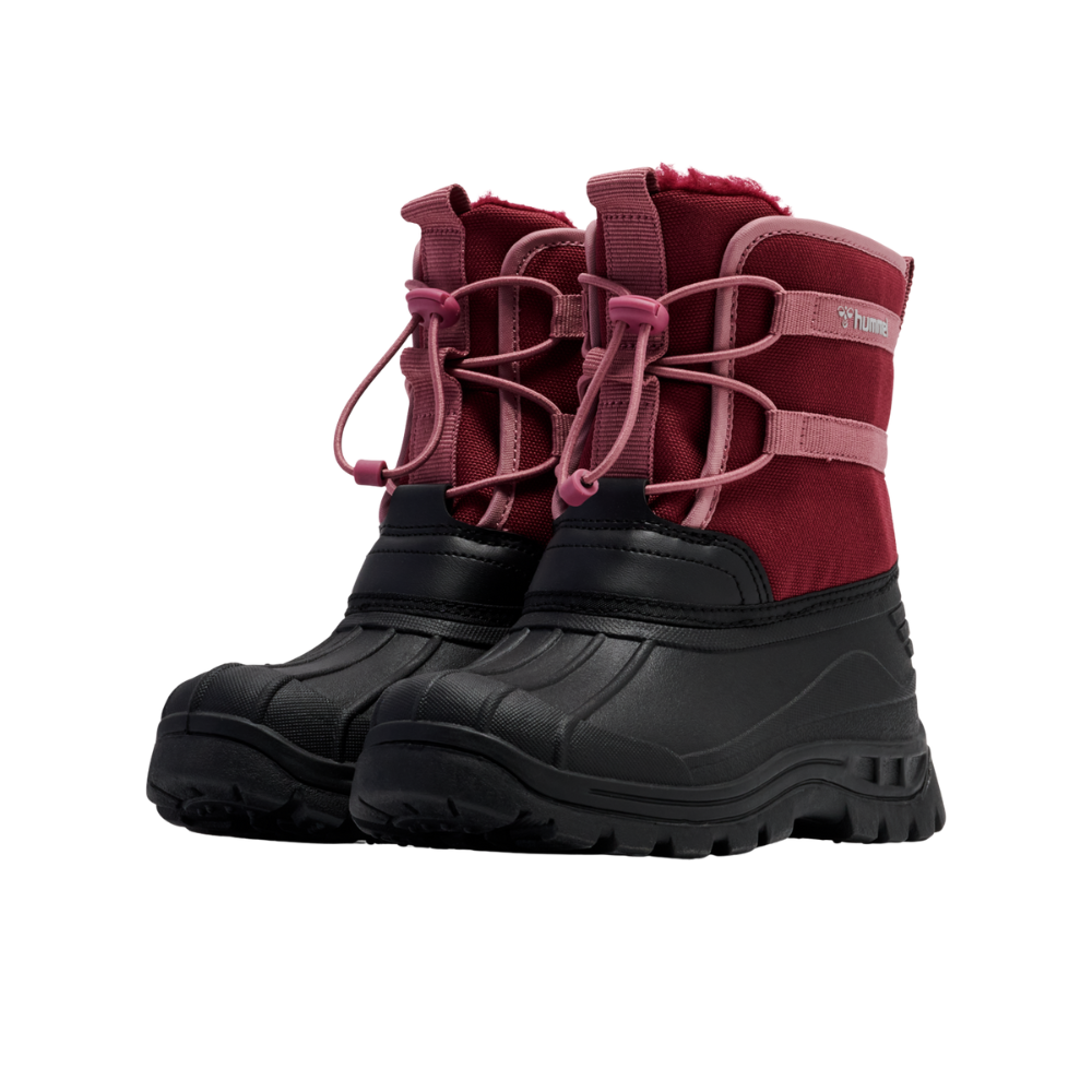 Et par robuste børnestøvler i dyb vinrød med sort, gummibelagt bund. Overdelen er lavet af tekstil med justerbar snørelukning og elastisk snor med stopper, mens indersiden ser ud til at være foret for varme. Den kraftige sål har dybe mønstre for godt vejgreb, og skoene virker velegnede til våde og kolde vinterforhold, både praktiske og stilfulde til leg udendørs.