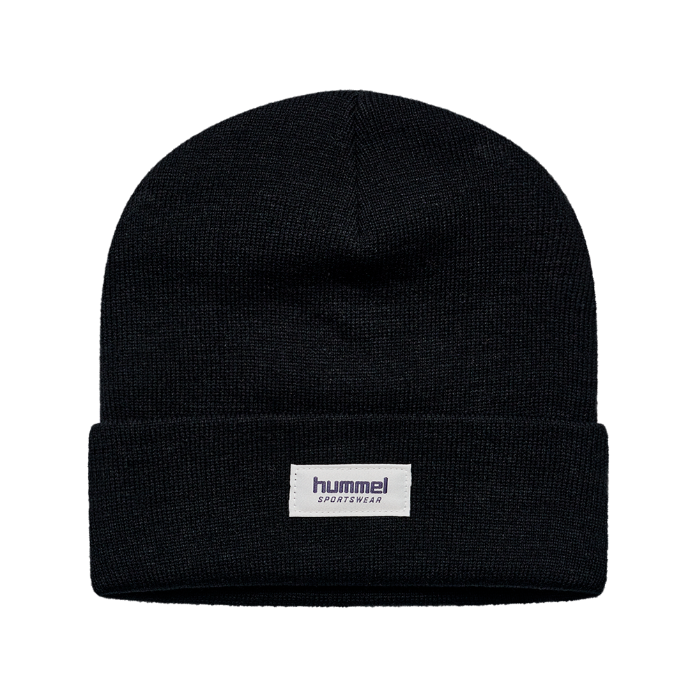 En enkel, sort strikhue med foldet kant og tæt ribstruktur. På forsiden sidder et lille hvidt mærke med teksten "hummel sportswear", som giver et diskret, sporty touch. Hueens minimalistiske design gør den velegnet til både hverdag og udendørsaktiviteter, hvor varme og komfort er i fokus. Den neutrale farve og klassiske facon gør den let at kombinere med jakker og vintertøj.