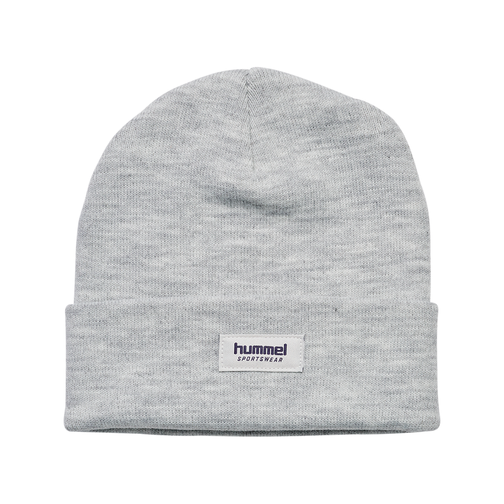 En klassisk lysegrå strikket beanie med opbukket kant og et diskret mærke med 'hummel SPORTSWEAR' foran. Huen har en tæt, finribbet struktur og ser blød og varm ud, ideel til kølige dage. Dens enkle, minimalistiske design gør den velegnet til både hverdag og sport, og den neutrale farve passer nemt til jakker og casual outfits. Et praktisk og tidløst tilbehør.