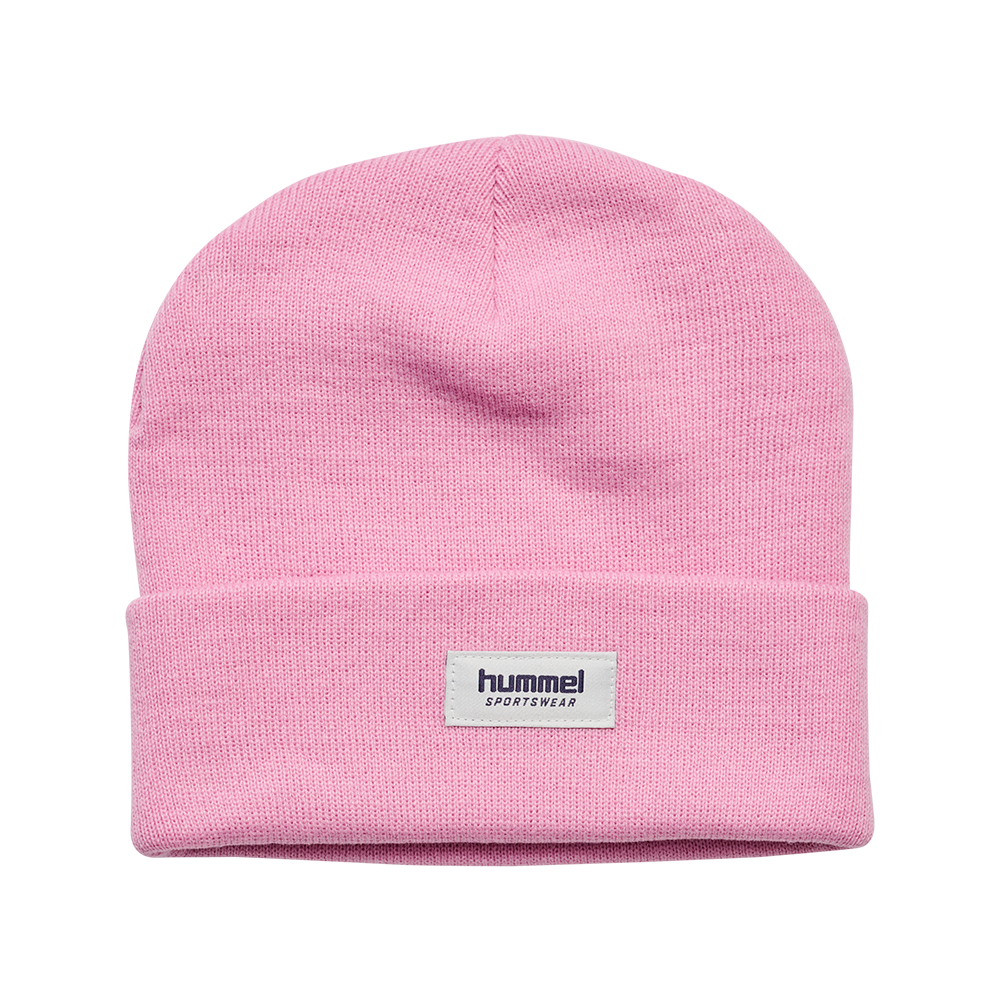 Et blødt, lyserødt strikket hue i klassisk beanie-snit. Huen har en opbukket kant og en lille rektangulær stoflabel med teksten "hummel sportswear" foran. Strukturen viser tæt, jævn ribstrik og et simpelt, moderne design, der passer til både hverdag og sport. Farven er ensartet pastelrosa, hvilket giver et feminint og friskt udtryk, samtidig med at materialet ser varmt og behageligt ud.