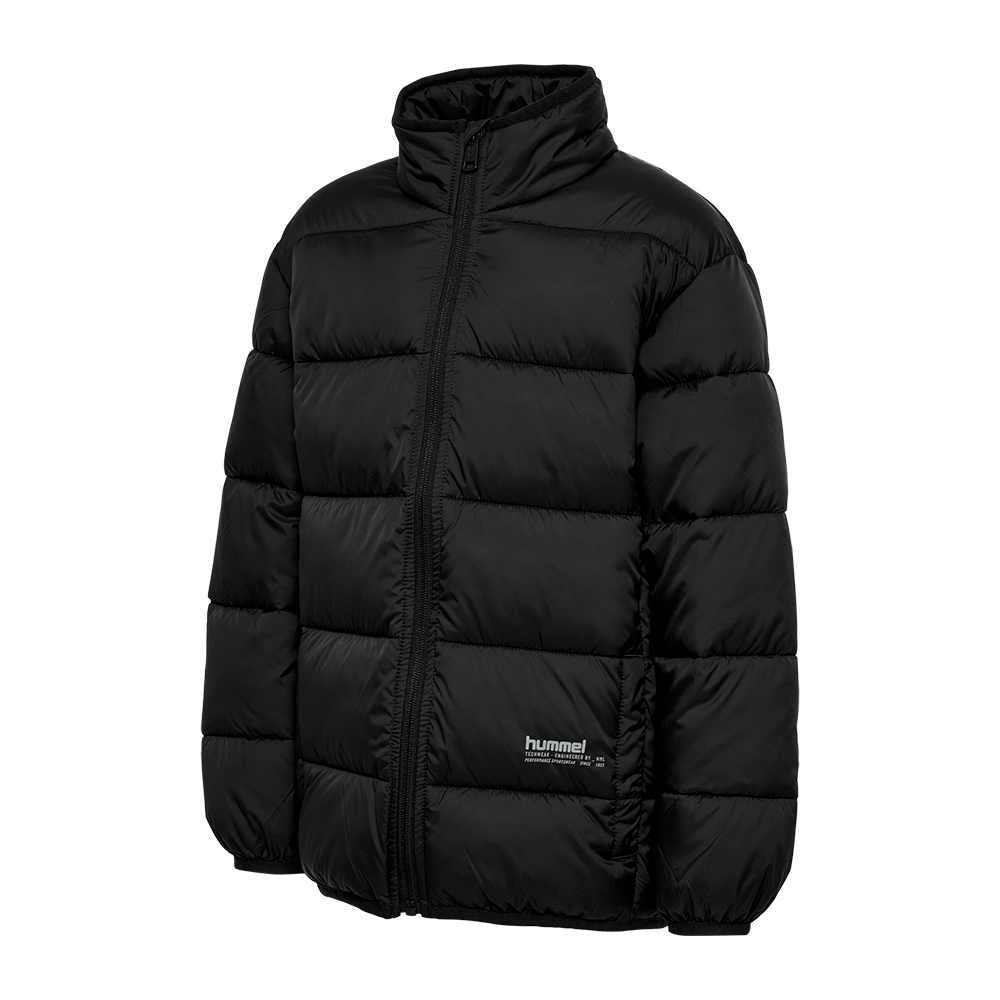 Denne sorte pufferjakke har brede, vandrette quiltede paneler, en høj ståkrave og en fuldlængde lynlås. Ærmerne afsluttes med elastiske kanter, og jakken har et diskret 'hummel'-logo ved venstre hofte. Den enkle og tidløse silhuet signalerer praktisk varme og komfort, hvilket gør jakken velegnet til hverdag og kølige dage. Det isolerende fyld giver god varme uden at virke klodset.