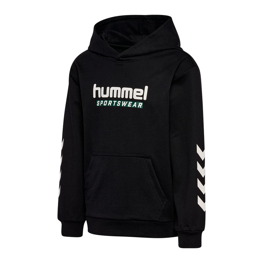 Sort Hummel-hættetrøje med enkel, sporty æstetik. Midt på brystet ses det hvide Hummel-logo med teksten "SPORTSWEAR" i grønne bogstaver. Trøjen har praktisk kængurulomme, hætte og ribkanter ved håndled og talje samt hvide chevron-striber langs ærmerne, der giver et markant udtryk. En alsidig, behagelig sweatshirt til træning eller afslappet hverdagsbrug. Perfekt til både unge og voksne.
