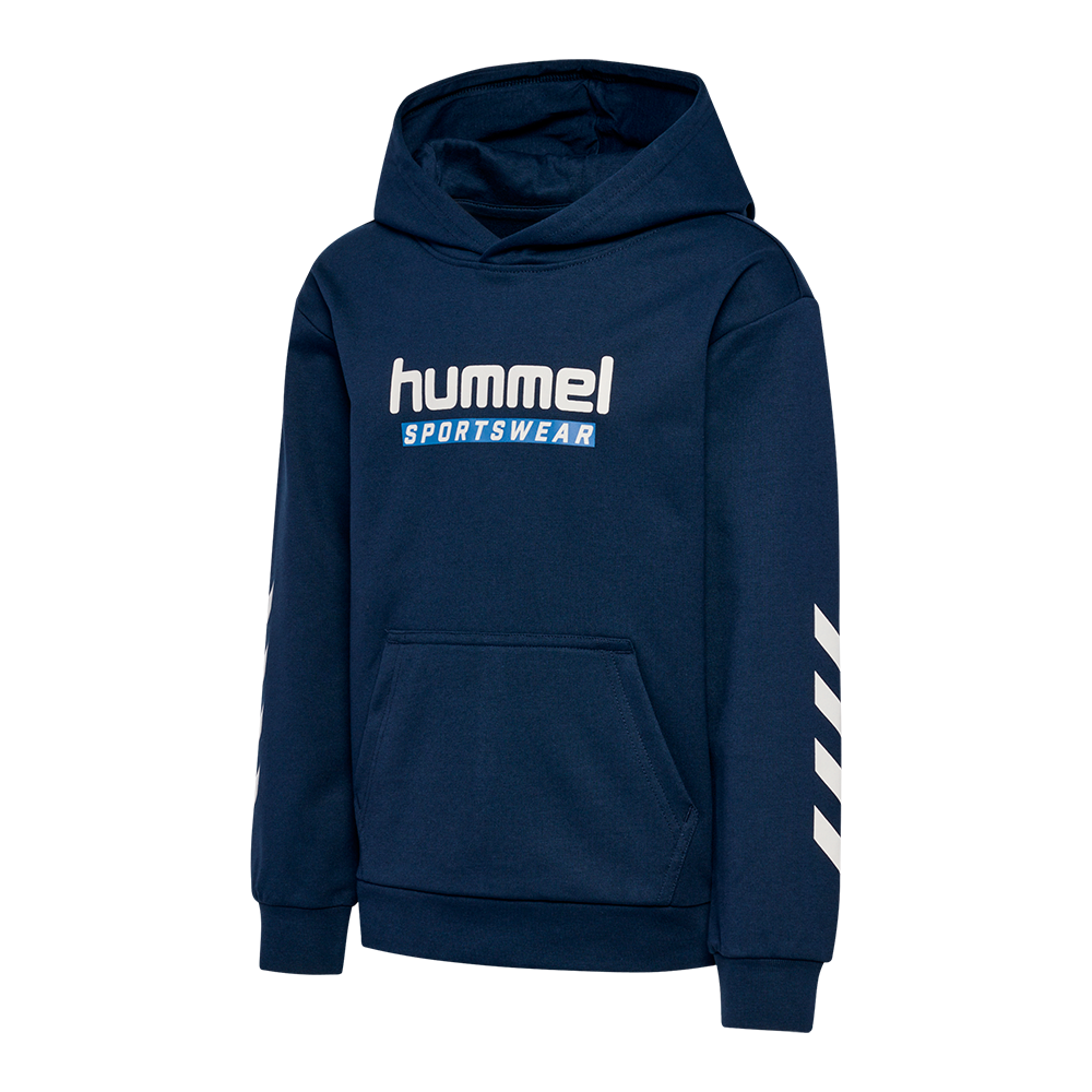 En mørkeblå hættetrøje fra Hummel med enkelt, sporty design. Fronten har stort 'hummel' logo i hvid og en mindre blå 'SPORTSWEAR'-tekst, mens det ene ærme prydes af de karakteristiske hvide chevrons. Trøjen har en rummelig kængurulomme, blød hætte og ribkanter ved ærmer og kant for god pasform. Materialet virker som en varm og behagelig bomuldsblanding, velegnet til både fritid og træning.