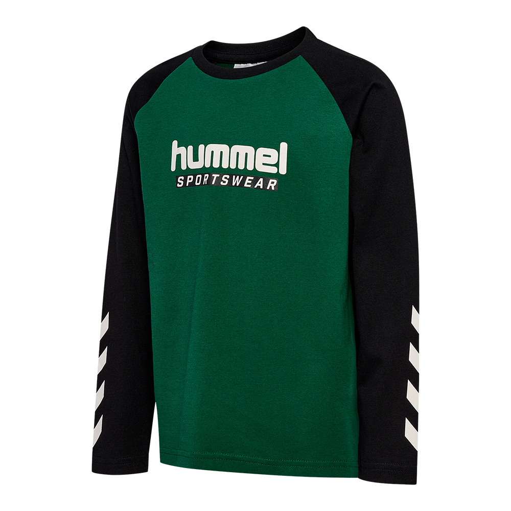 Langærmet T-shirt fra Hummel i sporty design: mørkegrøn front og sorte raglanærmer. Hvidt "hummel SPORTSWEAR"-logo er trykt centralt på brystet, og klassiske hvide chevrons pryder underarmene. Rund halsudskæring og afslappet pasform gør den velegnet til hverdag og træning. Materialet virker blødt og behageligt, ideelt til lag-på-lag eller som let sportstrøje i køligere vejr.