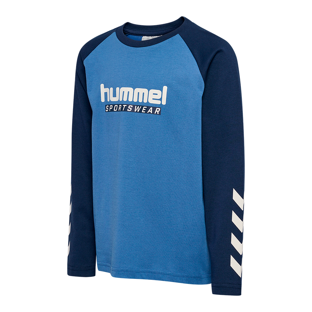 Blå Hummel-sweatshirt i sporty design med lange raglanærmer i mørkeblå og en lysere blå krop. Forstykket er prydet af det karakteristiske "hummel" logo og teksten "SPORTSWEAR", mens den ene ærme har hvide chevrons som grafisk detalje. Materialet virker blødt og behageligt til hverdagsbrug eller let træning, med en afslappet pasform og klassisk atletisk udtryk.