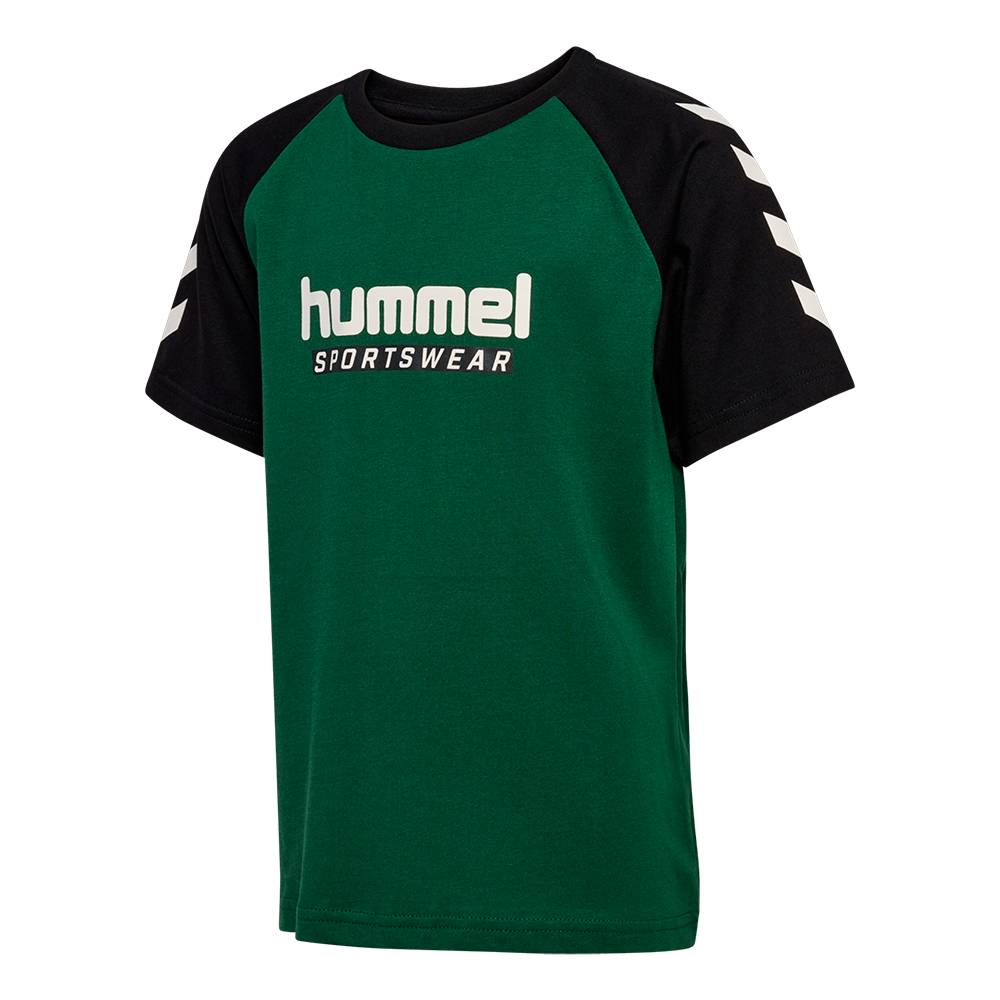 Grøn og sort Hummel T-shirt i sporty design med korte ærmer og kontrastfarvede raglanærmer. På brystet står det hvide "hummel sportswear"-logo, og ærmerne har de karakteristiske hvide chevrons. T-shirten fremstår enkel og moderne, egnet til træning eller fritid. Blødt, åndbart materiale og klassisk pasform gør den praktisk og stilfuld til daglig brug.
