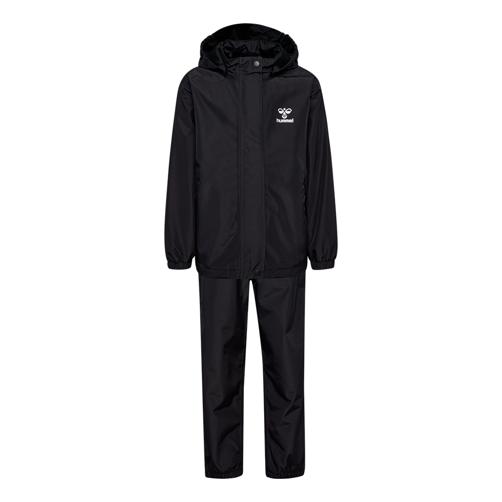 Sort regnsæt bestående af jakke med hætte og matchende bukser. Materialet virker glat og vandafvisende, med skjult lynlås og trykknapsmekanisme foran. Jakken har elastiske manchetter og en diskret logotryk på brystet, mens bukserne har elastik i talje og benafslutning for god pasform. Et enkelt, funktionelt sæt der passer til vådt vejr og gør det nemt at holde tøjet tørt ved udendørsaktiviteter.