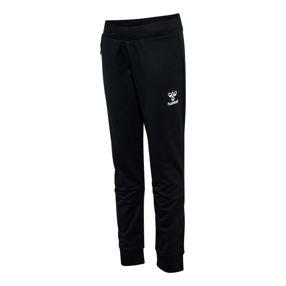 Sorte træningsbukser fra Hummel i en enkel og moderne udgave. Bukserne har elastisk talje, smalt fald ved benene og ribafslutning ved anklerne for god pasform. Det lille Hummel-logo er placeret på låret, hvilket giver et diskret sporty udtryk. Materialet virker blødt og komfortabelt, velegnet til både træning og afslappet fritidsbrug. Let at kombinere med sneakers og T-shirts i hverdagen.