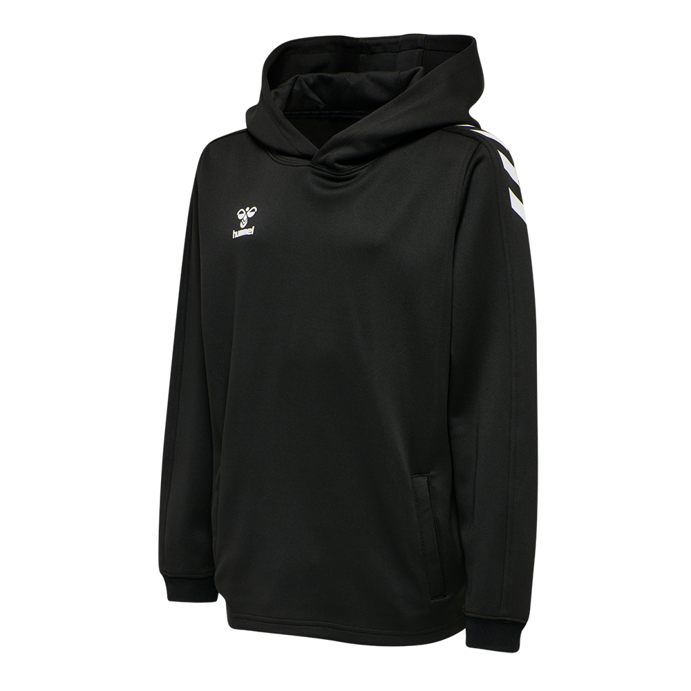 Sort hættetrøje i et enkelt, sporty design med en rummelig hætte og glat polyesterstruktur. Trøjen har lange ærmer med ribmanchetter, diskrete sidelommer og en løs pasform, der giver bevægelsesfrihed. Det hvide hummel-logo på brystet og klassiske hvide chevrons på skulderen skaber et kontrastfuldt udtryk. Velegnet til både træning og afslappet hverdag, enkel og funktionel.