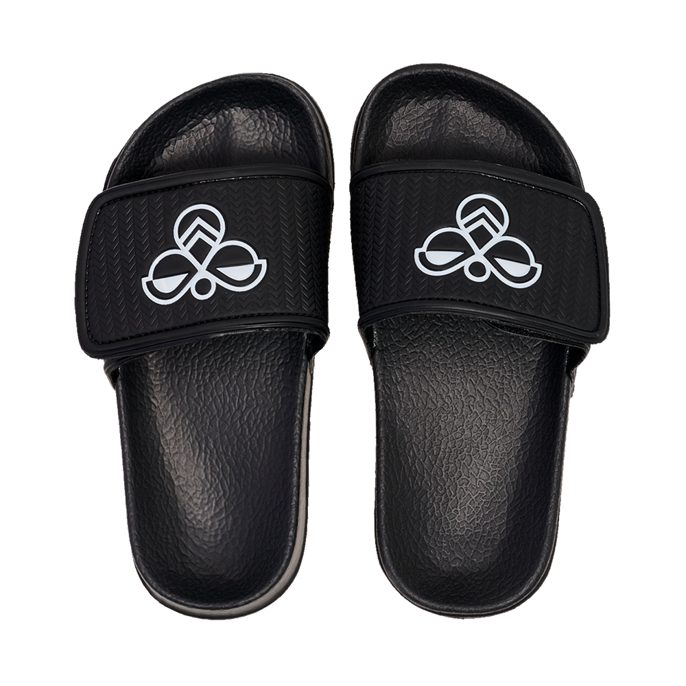 Et par sorte sliders med brede, justerbare remme og et hvidt, grafisk logo på hver strap. Indersålen har en struktureret overflade, der antyder komfort og godt greb, mens ydersålen virker robust og let buet for støddæmpning. Minimalistisk og moderne design egner sig godt til både sommerbrug ved stranden og afslappet hverdag.