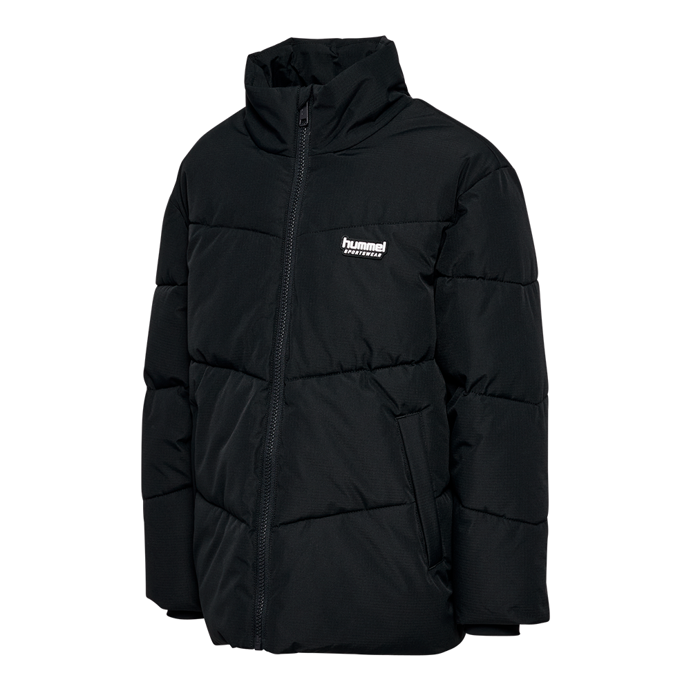 En klassisk, sort dunjakke fra Hummel med quiltet, vandafvisende overflade og høj krave. Jakken har en central lynlås, skjulte sidelommer og diskret Hummel-logo på brystet. Den pufferede udfyldning giver god varmeisolering og en afslappet, sporty silhuet, der passer til både hverdag og fritidsbrug. Enkel i design, funktionel og ideel til kolde, blæsende dage.