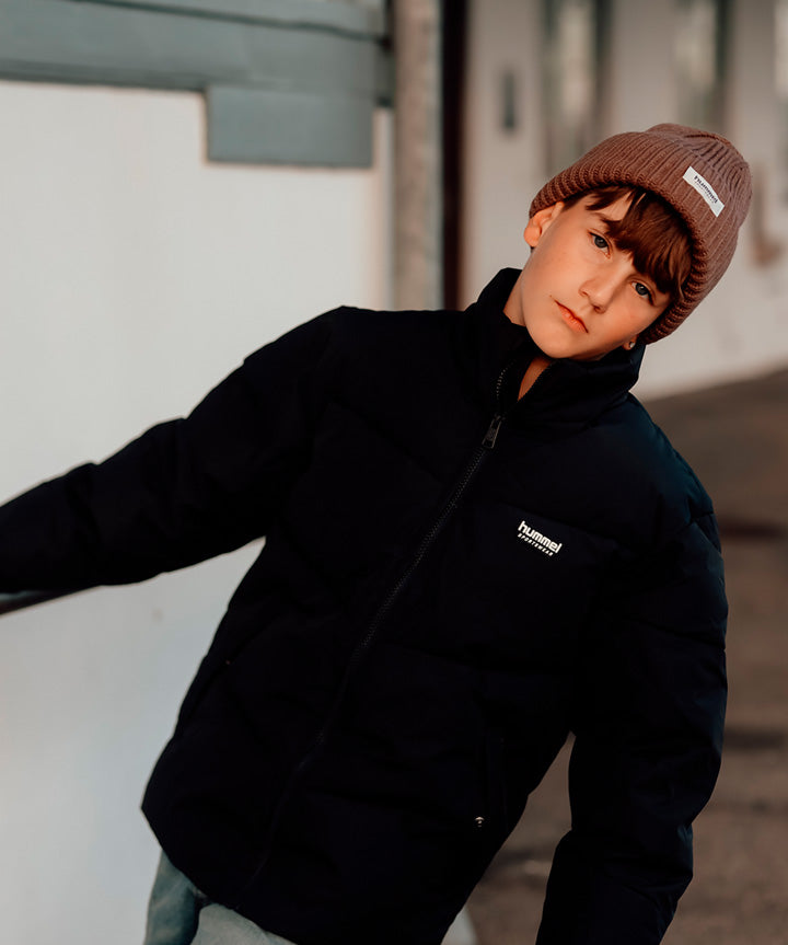hummel-jr-puff-jacket-sort-livsstil-2.jpg