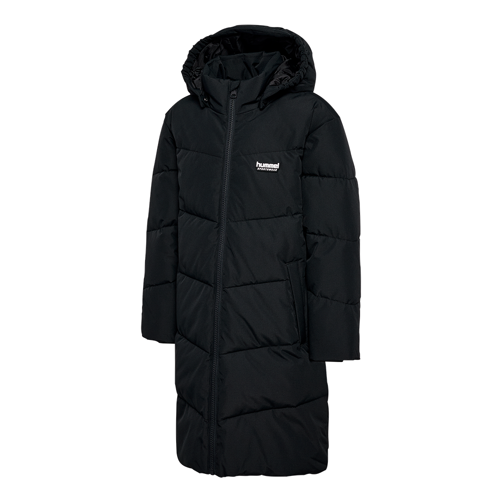 Sort, polstret vinterjakke med knælængde og stor hætte. Jakken har en gennemgående lynlås, skjulte sidelommer og skrå kviltede sømme, der skaber et moderne, sporty look. Det diskrete hummel-logo på brystet tilføjer et enkelt brand-touch. Jakken virker varm og beskyttende mod vind og kulde, samtidigt stilren og praktisk til daglig brug i koldt vejr.