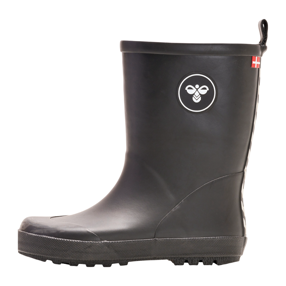 Et enkelt, sort gummistøvle i midt-længde med mat overflade og robust mønstret sål. Støvlen har et rundt forfodsdesign, en praktisk trækflap bagtil med et lille dansk flag og et rundt emblem med et stiliseret insekt på skaftet. Den fremstår funktionel og minimalistisk, velegnet til regn og mudder, let at rengøre og med tilstrækkelig skridsikkerhed til udendørs aktiviteter.