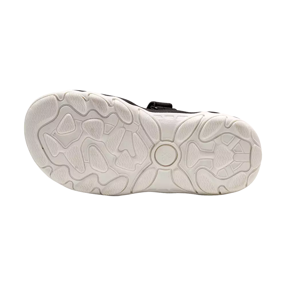 Billedet viser undersiden af en sko med en hvid gummisål. Slidsen har et komplekst mønster af bølgende linjer og geometriske former, der er designet til at give godt greb og skridsikkerhed. Sålen ser ren og næsten ubrugt ud, med dybe riller til afføring af snavs. Denne type sål egner sig godt til fritids- og hverdagssko, hvor komfort og stabilitet er vigtige.