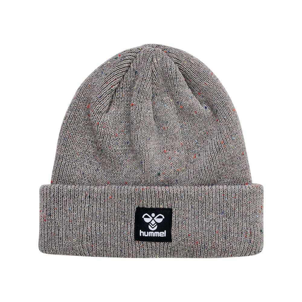 En grå, ribstrikket beanie med opbukket kant, dekoreret med små flerfarvede prikker som giver et subtilt, livligt udtryk. På forsiden sidder et sort logo-patch med hvidt hummel-emblem, der tilfører et sporty og moderne look. Hueens bløde struktur og tætte strik gør den varm og behagelig til kølige dage, samtidig med at den passer til mange forskellige outfits.