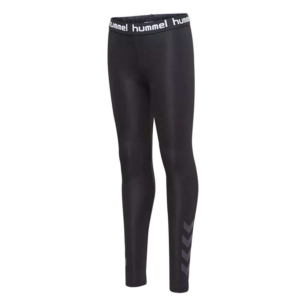 Disse sorte træningsleggings fra Hummel har et strømlinet, tætsiddende snit og elastisk linning med Hummel-logo i hvid. Materialet ser glat og let skinnende ud, ideelt til både træning og hverdag. På ydersiden af benene ses de karakteristiske chevron-striber, som tilføjer et sporty touch. Enkel, funktionel og alsidig model, der kombinerer komfort og klassisk sportsstil.