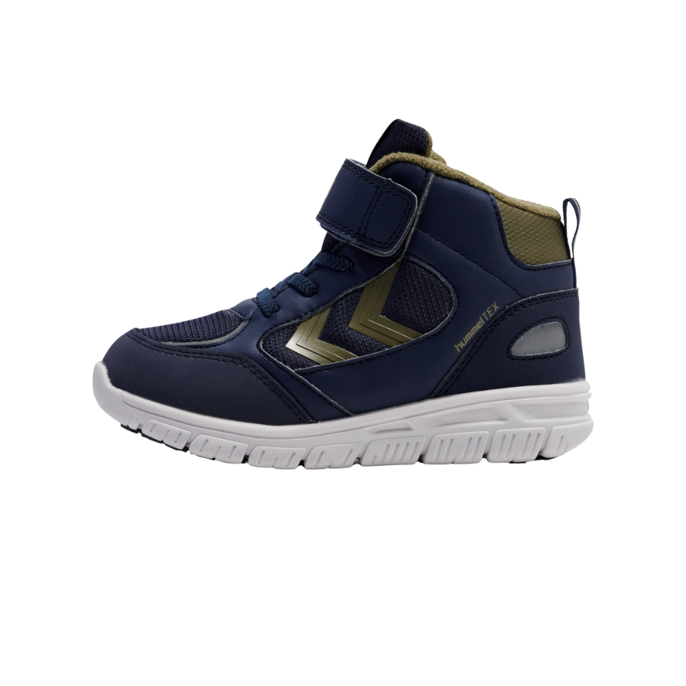 En børnestøvle i navyblå med grønne detaljer og hvid sål. Skoen har en rund, robust gummisål, blødt polstret krave og meshpaneler for åndbarhed. Lukningen er med velcrolukning plus elastiske snørebånd for nem af- og påtagning, og reflekterende detaljer øger synligheden. Designet giver god ankelstøtte og er velegnet til aktive udendørslege i vådt vejr.