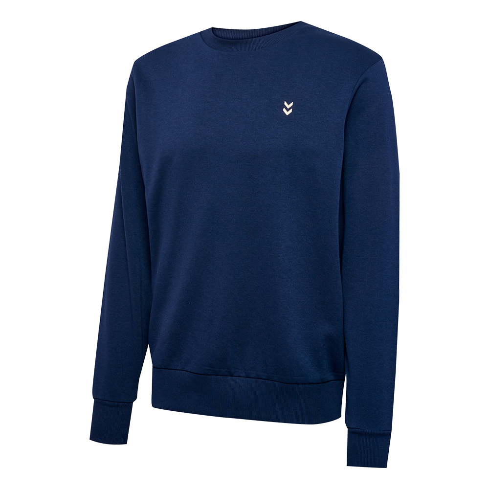 En enkel og moderne sweatshirt i dyb marineblå med rund hals og lange ærmer. Sweatshirten har ribstrikkede manchetter og kant forneden samt et diskret hvidt dobbelt-chevron-logo på venstre bryst. Materialet fremstår blødt og tætvævet, ideelt til hverdag og lag-på-lag. Den klassiske, lige pasform giver et afslappet look, som passer til både afslappet og lidt mere opklædt stil.