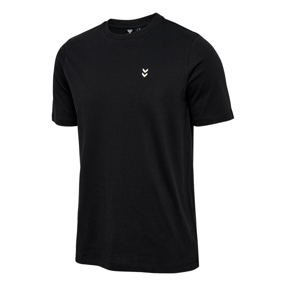 Sort T-shirt i enkel og tidløs design med rund hals og korte ærmer. Stoffet ser blødt og let ud, sandsynligvis bomuld, med en tæt pasform uden at være for stram. Et diskret, lyst logo med to pile er placeret på venstre bryst og tilfører et minimalistisk, sporty touch. Perfekt som basislag eller til casual hverdagsbrug sammen med jeans eller træningsbukser.