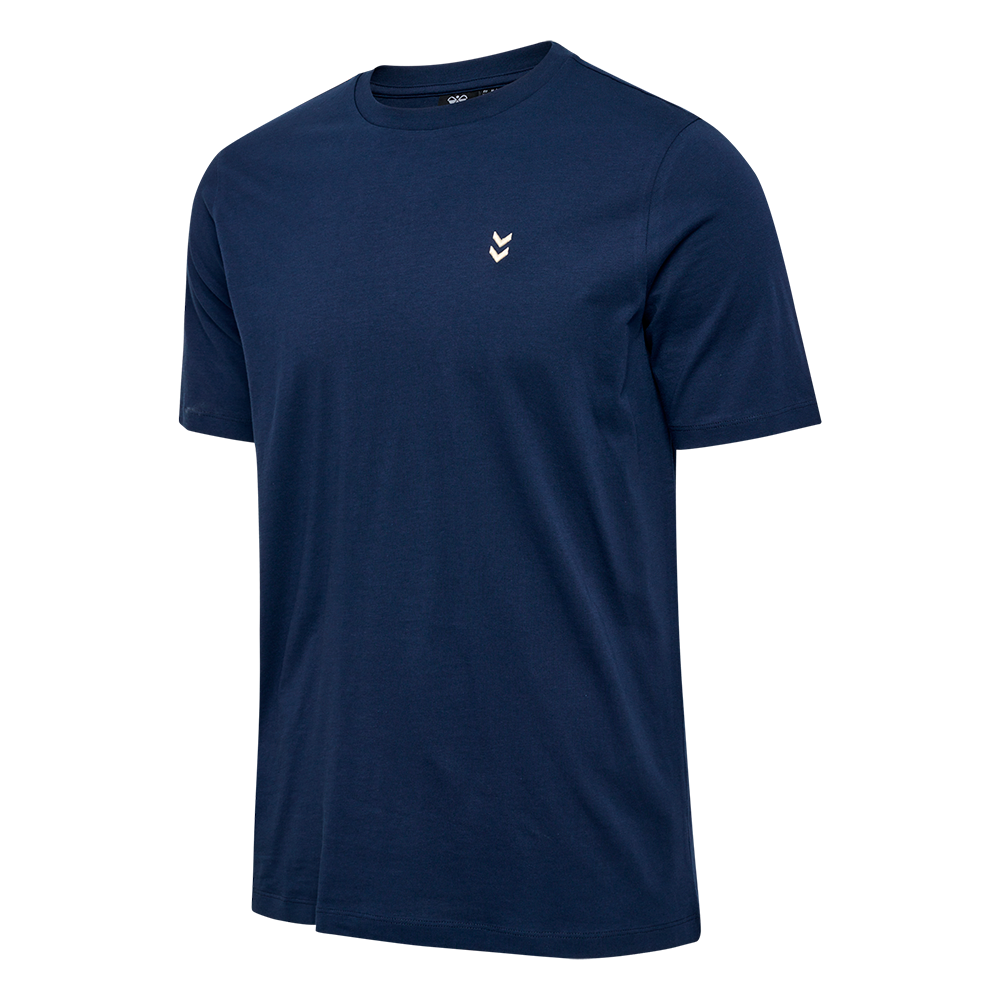 En klassisk, mørkeblå t-shirt i enkel og tidløs stil. Modellen har rund hals og korte ærmer med en regular pasform, der virker behagelig og afslappet. Stoffet ser blødt og let ud, sandsynligvis bomuld eller bomuldsblanding. Et lille, hvidt chevron-logo på venstre bryst giver et diskret, sporty præg. Perfekt til hverdagsbrug og nem at kombinere med jeans eller chinos.