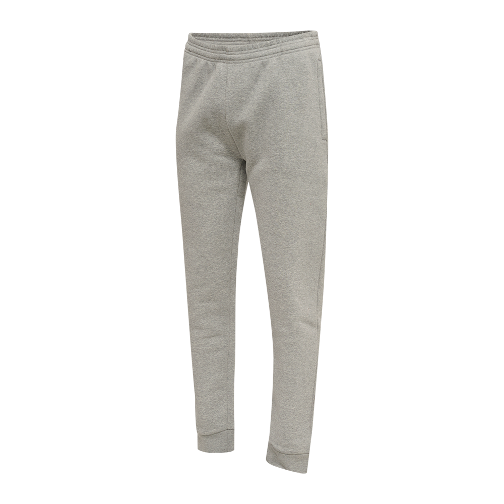 Grå sweatpants i en klassisk jogger-stil med elastisk talje og ribkanter ved anklerne. Bukserne er lavet i blødt, børstet sweatshirtmateriale med et afslappet men let tilspidset snit. To sidelommer giver praktisk opbevaring, og sømme langs benene skaber et rent udtryk. De er ideelle til afslapning derhjemme, træning eller uformelle hverdagslooks. Den lysegrå farve gør dem nemme at kombinere med andre basisting.