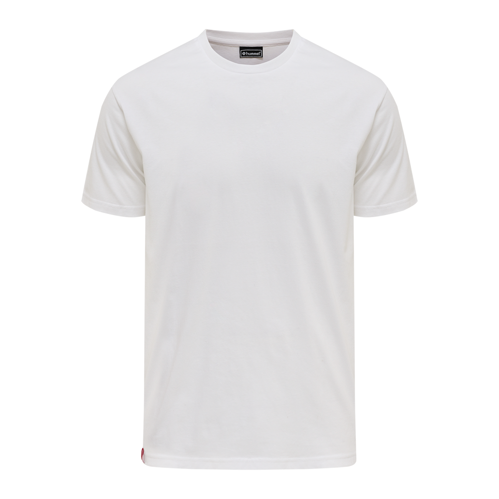 En simpel, hvid T‑shirt med rund hals og korte ærmer i et rent, minimalistisk design. Stoffet virker blødt og åndbart, sandsynligvis bomuld, med en lige pasform der falder naturligt over kroppen. Den er alsidig til både hverdagsbrug og layering under jakker, og fungerer godt som baggrund for tryk eller broderi. En diskret label i nakken tilføjer et enkelt finish.