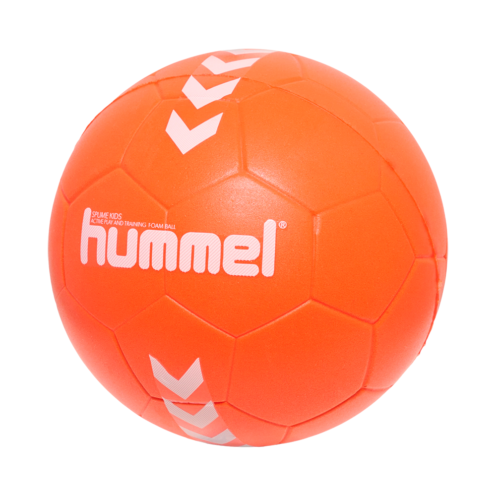 Et klart billede af en orange trænings- og skumbold fra Hummel. Bolden har et klassisk panelmønster med indtryk af sekskanter, et hvidt Hummel-logo og ikoniske hvide chevrons. Overfladen virker matt og let tekstureret, egnet til børneleg eller indendørs træning. Farven er levende orange, og konstruktionen ser blød og stødabsorberende ud, hvilket gør den sikker og nem at håndtere for børn.