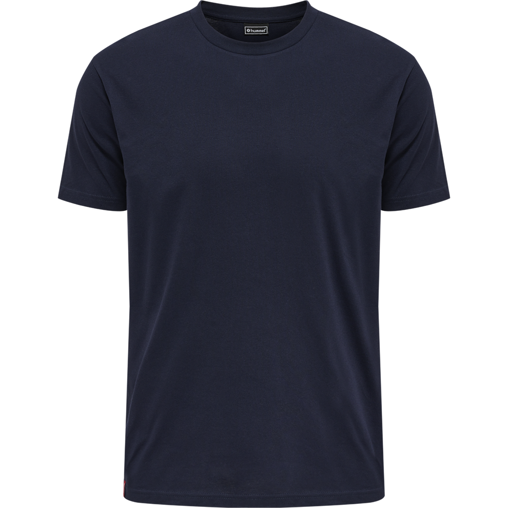 Billedet viser en enkel navyblå t-shirt i klassisk, afslappet snit. Den har rund hals, korte ærmer og et glat, uprintet forstykke uden synlige logoer foran. Stoffet ser blødt og let ud, velegnet til hverdag og lag-på-lag. Farven er mørkeblå, og tøjets finish fremstår mat og ensartet, hvilket giver et minimalistisk og tidløst udtryk.
